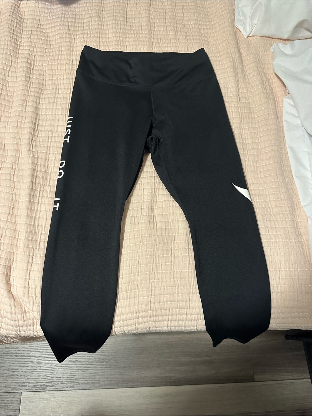 Nike “Just Do It” Women’s Dri-Fit exercise leggings with logo. Size medium